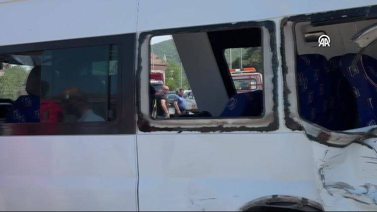 Kamyon evin bahçesine uçtu! Çok sayıda yaralı var - Resim: 12